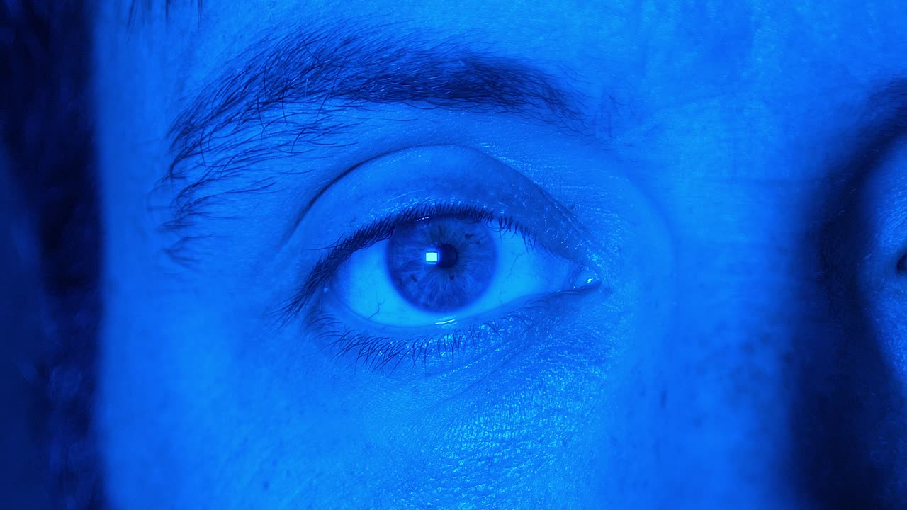 retrato de personas masculinas adultas ojos en iluminación de filtro azul