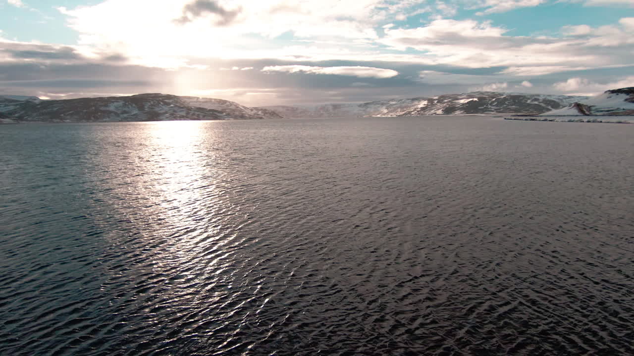 ⁇  오른쪽에서 바다와 산에 반영된 태양의 전망, 숨가 ⁇ 는 풍경