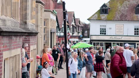 la multitud se reúne en arundel, en la calle west sussex.