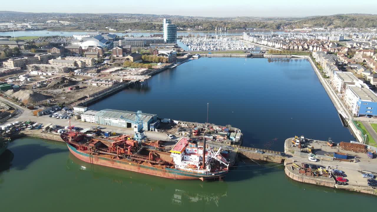 muelle en el río medway imágenes de drones de la isla de st marys
