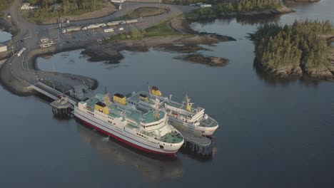 Curva-Panorámica-Del-Ferry-Mientras-Descarga-Camiones