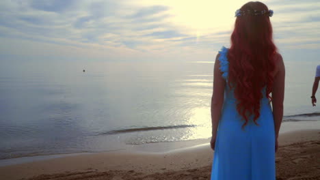 Frau-Blickt-Auf-Den-Sonnenuntergang-Am-Meer.-Rückansicht-Einer-Frau,-Die-Bei-Sonnenuntergang-Am-Strand-Steht