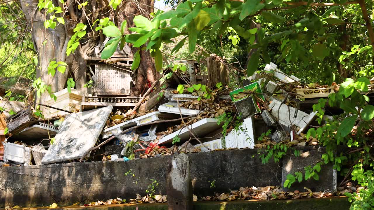 초록색으로 뒤인 오래된 동상과 잔해