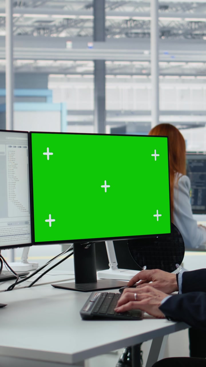 Vertikal video: Mockup PC, gennemgår mikrochipproduktion og asiatisk mand på fabriksarbejdsplads