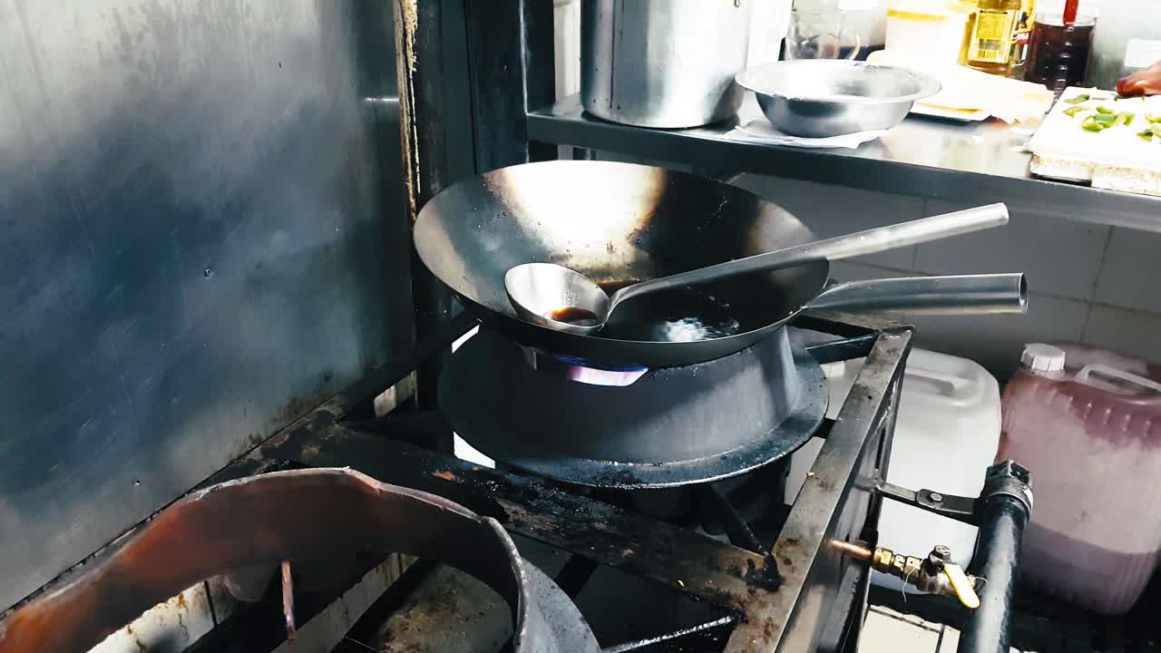 지저분하고 더러운 부엌의 휴대용 팬