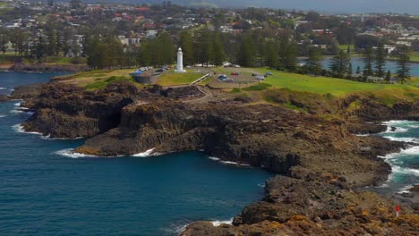 Panoramablick-Auf-Den-Kiama-Leuchtturm-In-Kiama,-Südküste-Von-NSW,-Australien---Drohnenaufnahme-Aus-Der-Luft