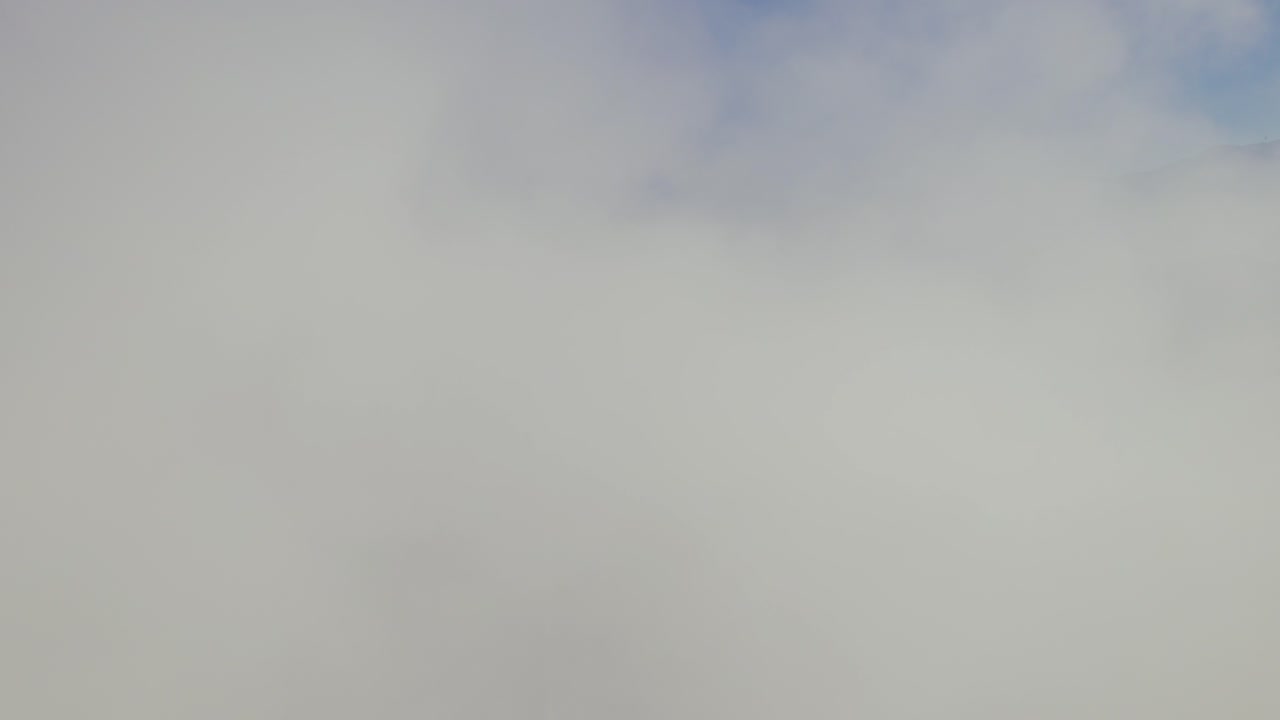 volando a través de un humo que revela una ciudad contaminada