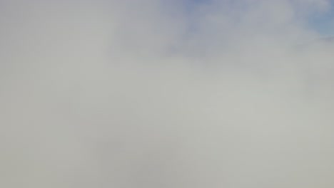 volando a través de un humo que revela una ciudad contaminada