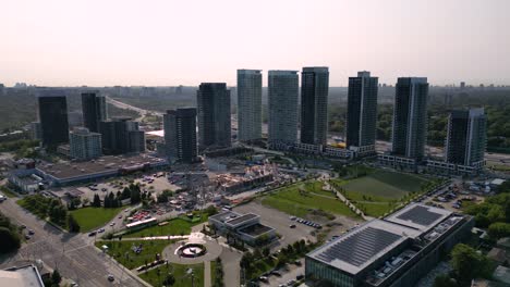 intensificación del desarrollo de condominios en grandes ciudades urbanas durante la crisis de vivienda y la escasez de oferta de mano de obra
