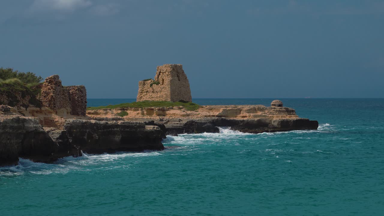 Paesaggio marino adriatico con Torre Maradico, un'antica torre di avvistamento in pietra vicino alla famosa Grotta della Poesia, Puglia