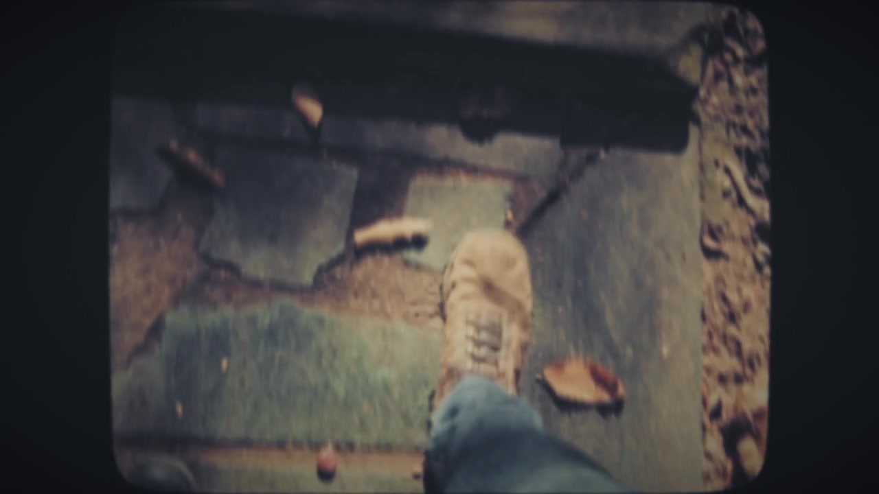 POV: Fødder, der går på brolagt vej