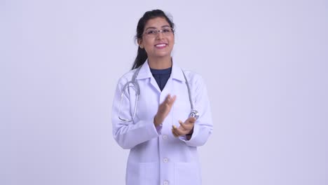 joven y hermosa mujer india doctor