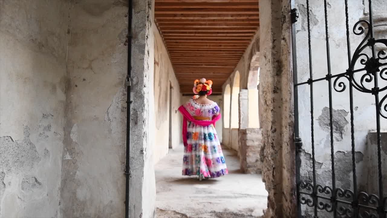 mujer catrina para el día de los muertos caminando en casa antigua
