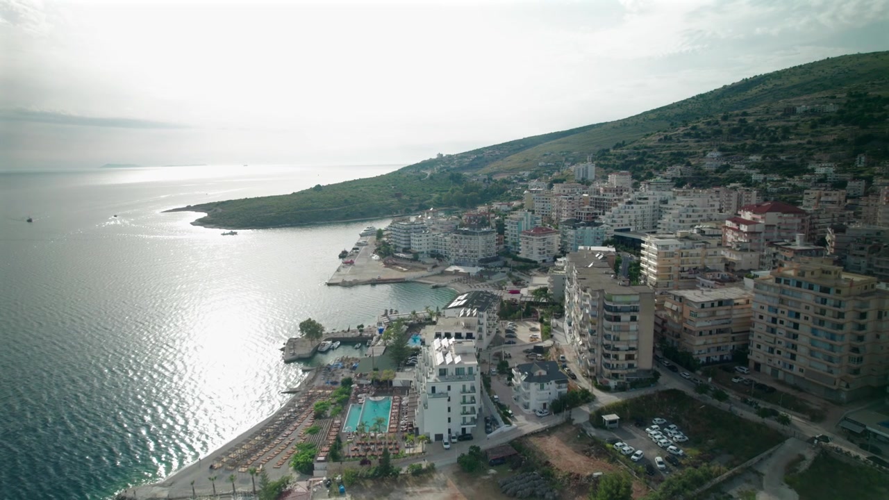 Tempo nublado sobre a paisagem urbana de Saranda.