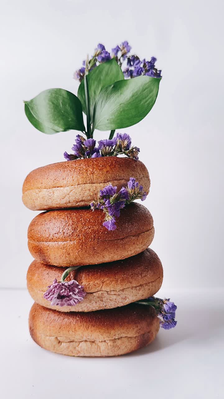 una pila de bagels con flores