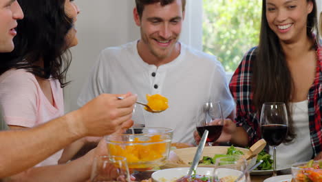 amigos felices teniendo un almuerzo saludable