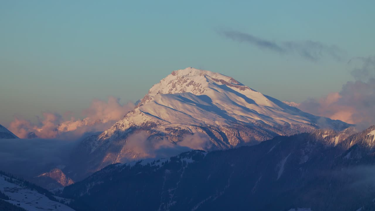 maravíllate con el impresionante amanecer sobre una cadena montañosa cubierta de nieve desde este impresionante punto de vista de avión no tripulado