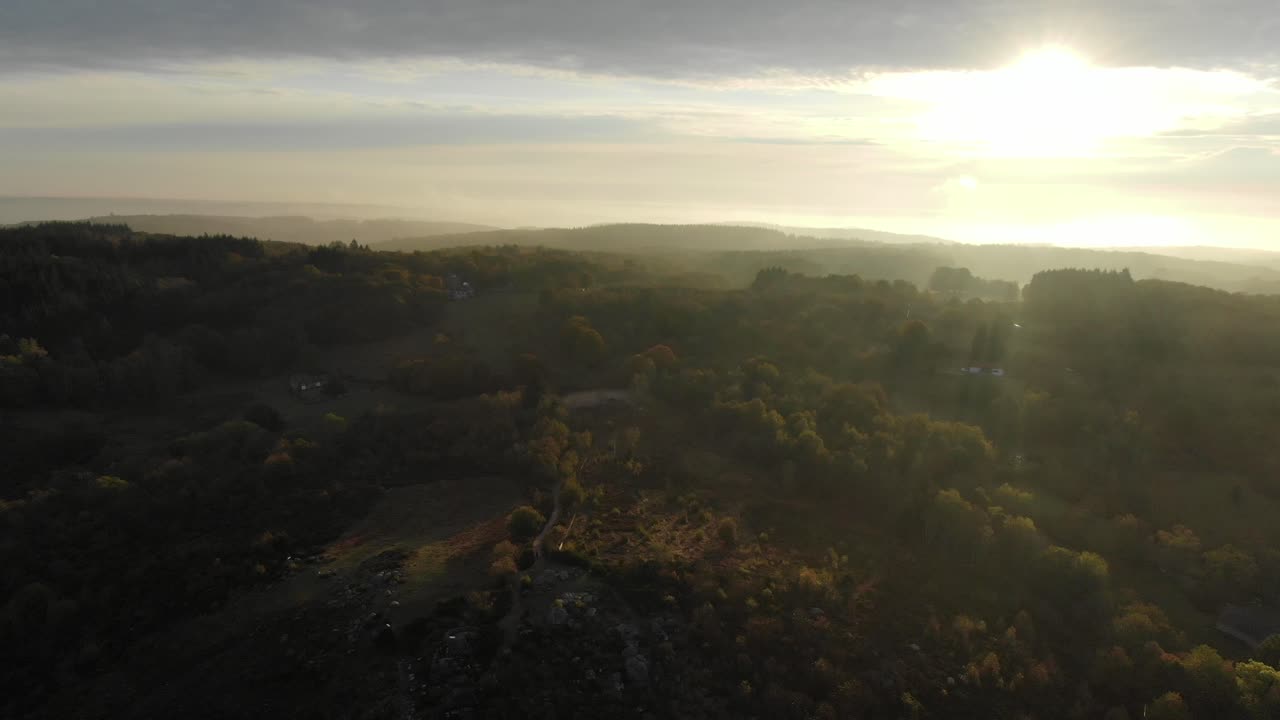 luz del sol sobre el campo de uchon, departamento de saone-et-loire en francia