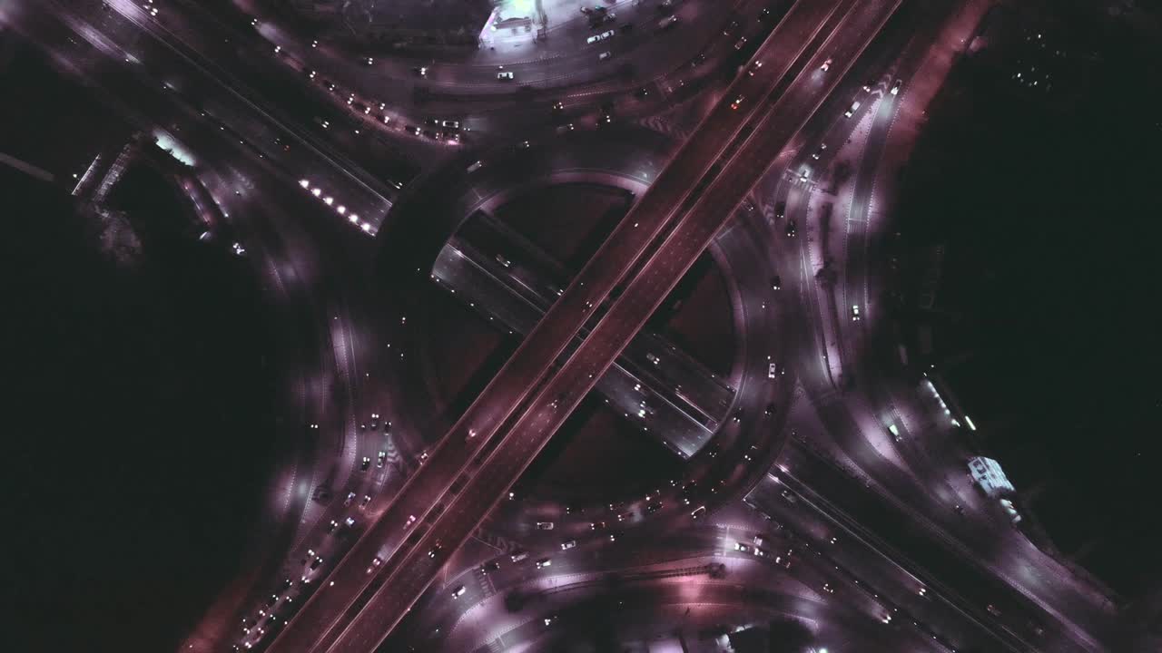 vista de arriba de la autopista, el tráfico vial una infraestructura importante en tailandia