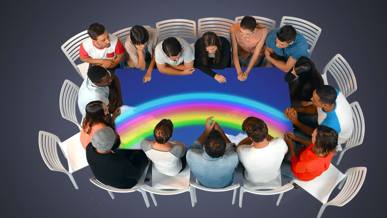 테이블 에 앉아 있는 사람 들 의 집단