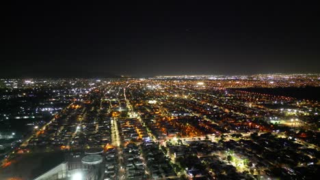 Casas-Y-Edificios-Por-La-Noche-En-La-Comuna-De-Florida,-País-De-Chile.