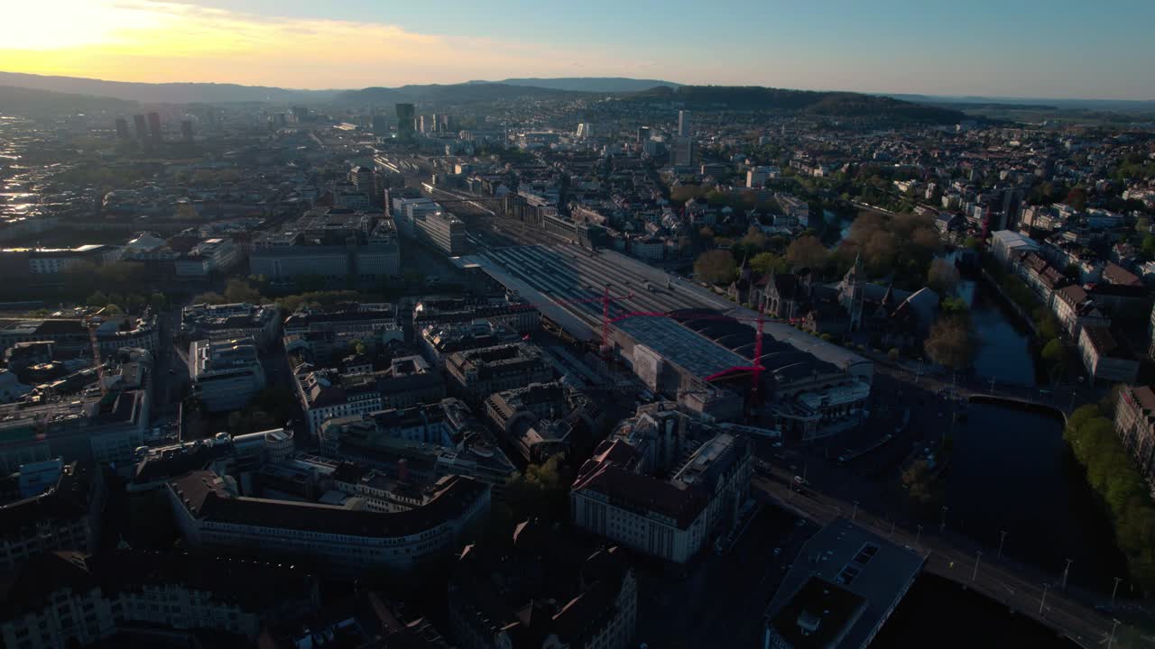 Henkeäsalpaava ilmakuva Zürichin kaupunkimaisemasta dronella, kuvattuna rautatieaseman yläpuolelta.
