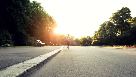 corredora de carretera mujer corriendo en el parque por la mañana pista de movimiento video de alta definición