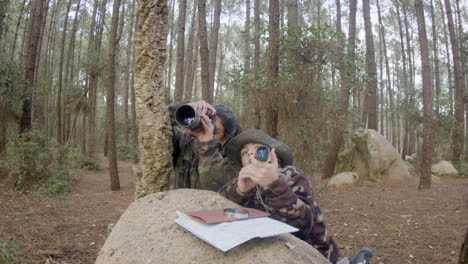 gelukkige vrouw en haar zoon vogels kijken in een natuurpark