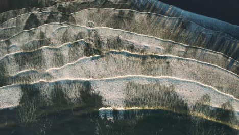Vogelperspektive-Meereswellen,-Die-Bei-Sonnenaufgang-Auf-Den-Strand-Tofino-Bc,-Kanada,-Krachen