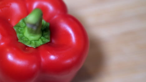 pimiento rojo en una tabla de cortar, espacio de copia