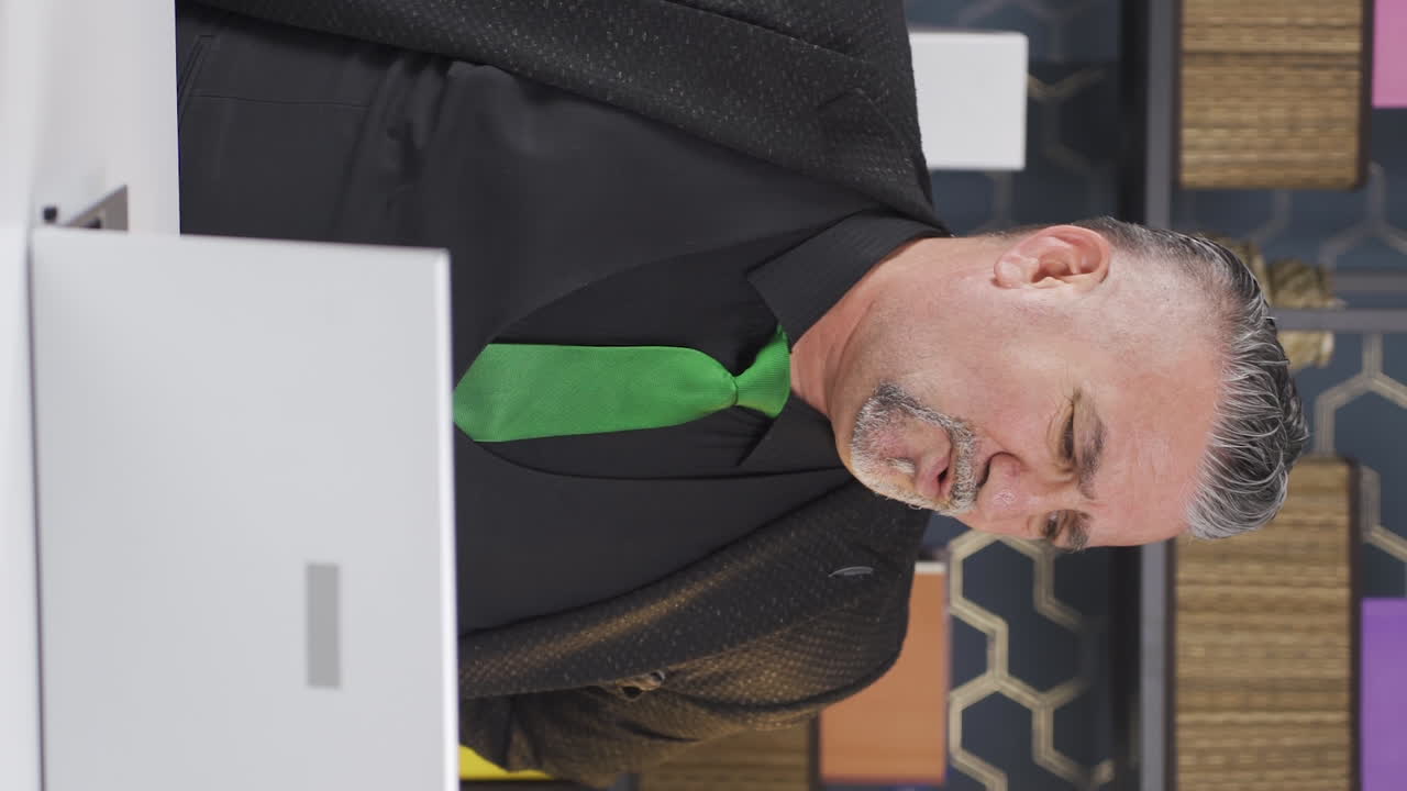 video vertical de un hombre de negocios con dolor de espalda. hernia.