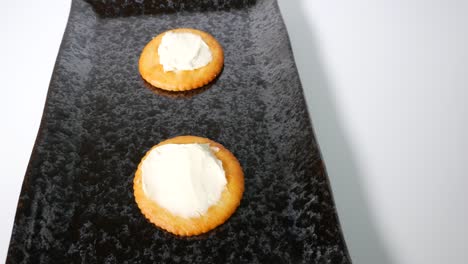 round crackers with cream cheese