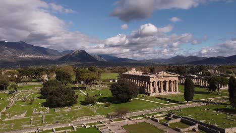 vista aérea de templos griegos bien conservados en el parque arqueológico de paestum