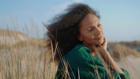 Niña-Africana-Posando-En-El-Desierto-Sentada-En-Pasto-Seco-De-Cerca.-Mujer-Disfrutando-De-La-Naturaleza.