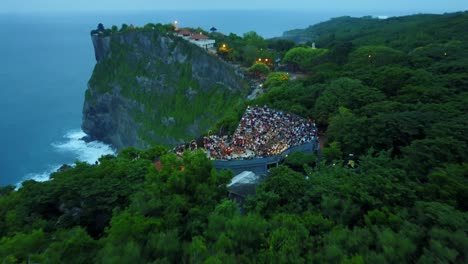 印尼巴厘島烏魯瓦圖的寺廟聚會的無人機錄影