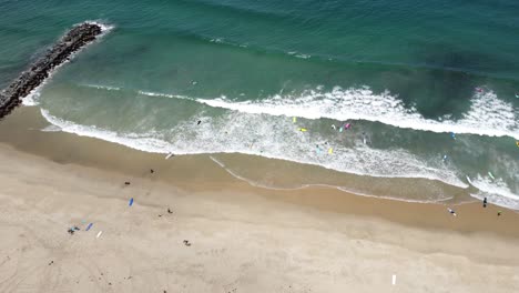 toma aérea de surfistas en el océano pacífico