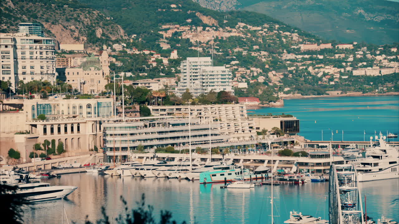 Vista delle barche ormeggiate nel porto turistico di Monaco con lo skyline della città sullo sfondo