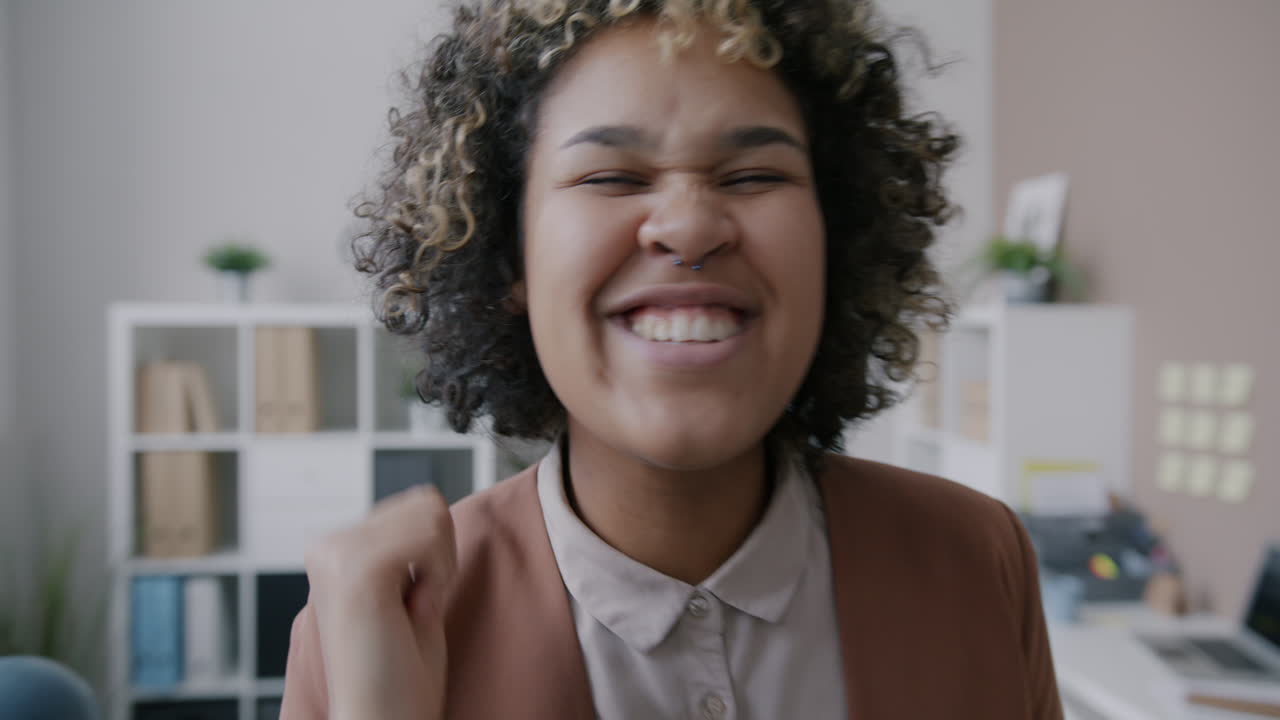 mujer celebrando el éxito en el cargo