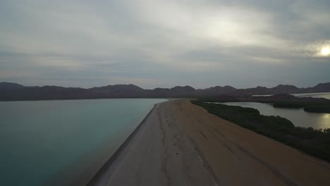 Toma-Aérea-De-Una-Gran-Playa-En-La-Isla-De-San-Jose