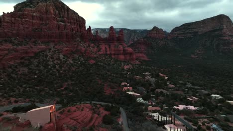 Downtown-And-Mountains-In-Sedona,-Arizona,-USA---aerial-drone-shot