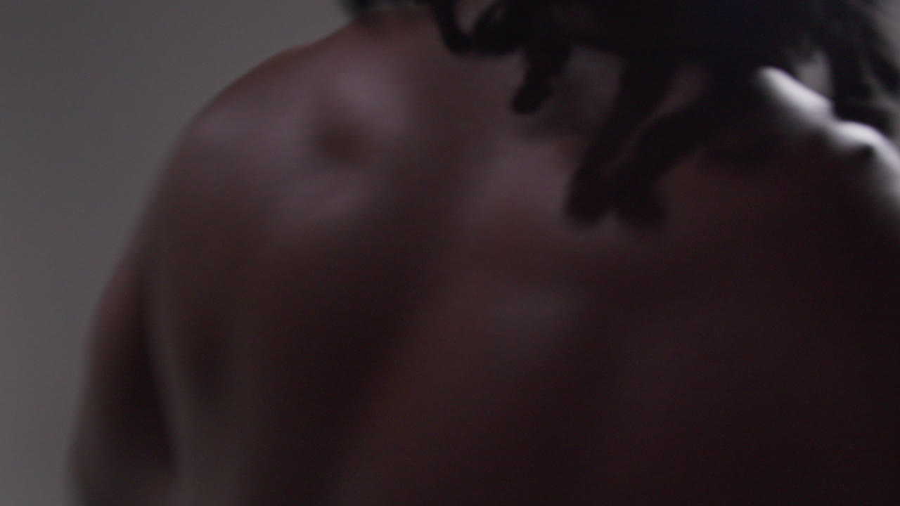 실시간 액션 스튜디오 : 두 남성 권투 선수가 회색 배경에서 권투 경기에서 장갑을 입고 싸우고 있습니다.