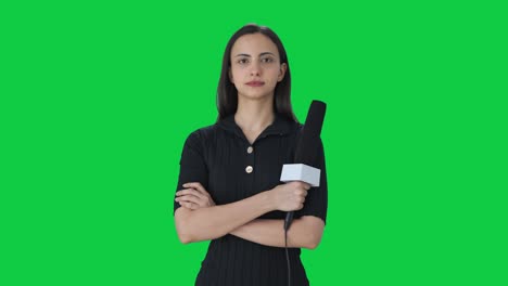 retrato de una reportera india en pantalla verde