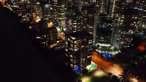 Vista-Aérea-Nocturna-De-La-Lujosa-Playa-De-La-Costa-Dorada-Junto-A-La-Playa,-Hermoso-Paisaje-Urbano