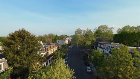 Fila-De-Casas-En-Una-Ciudad-Estadounidense-Durante-La-Puesta-De-Sol-Dorada