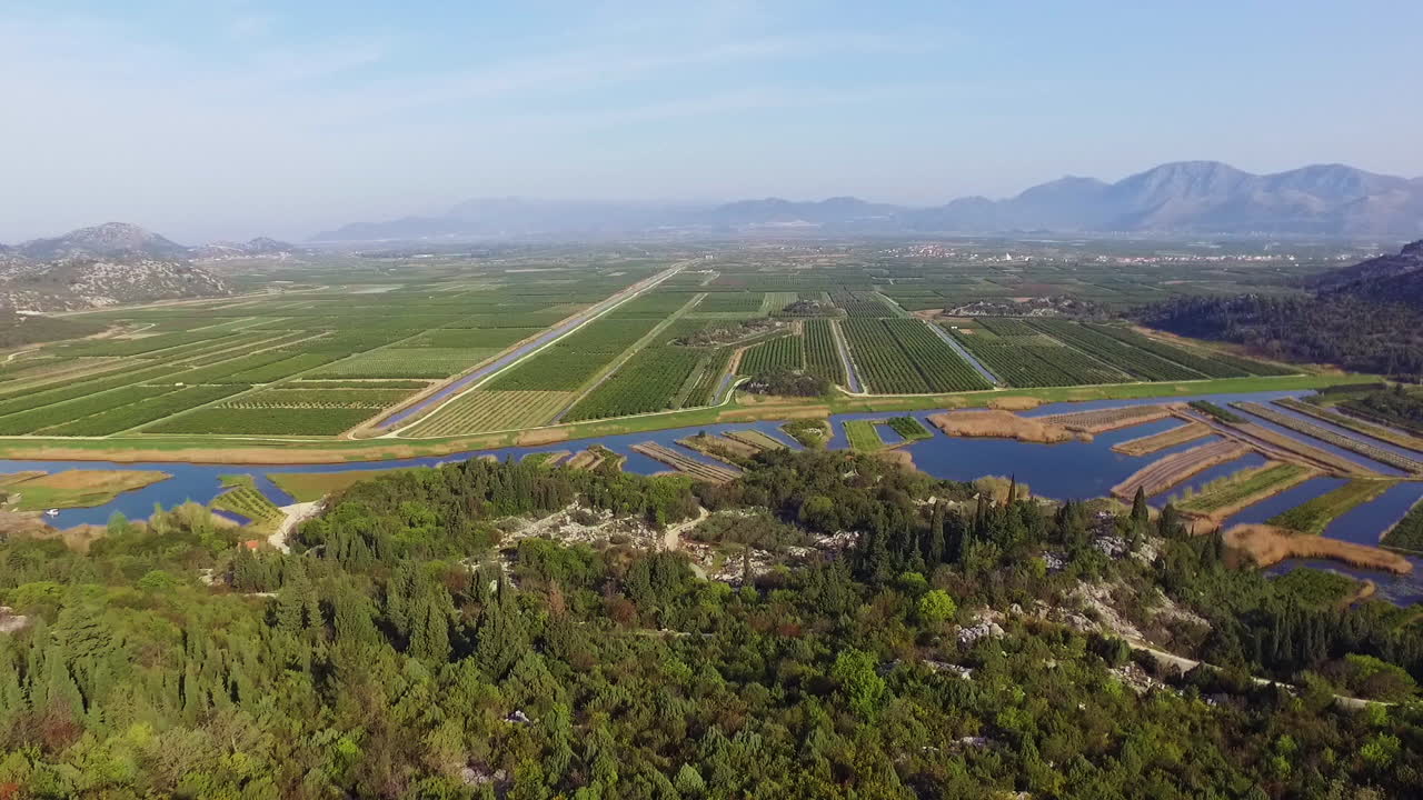 vuelo sobre zona agrícola en el delta del río neretva en croacia.