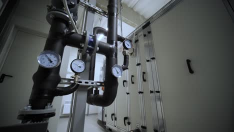 chiller interior industrial y caldera hvac calefacción ventilación sistema de aire acondicionado y línea de tuberías de construcción industrial en el sistema de la sala de bombas de caldera en la fábrica