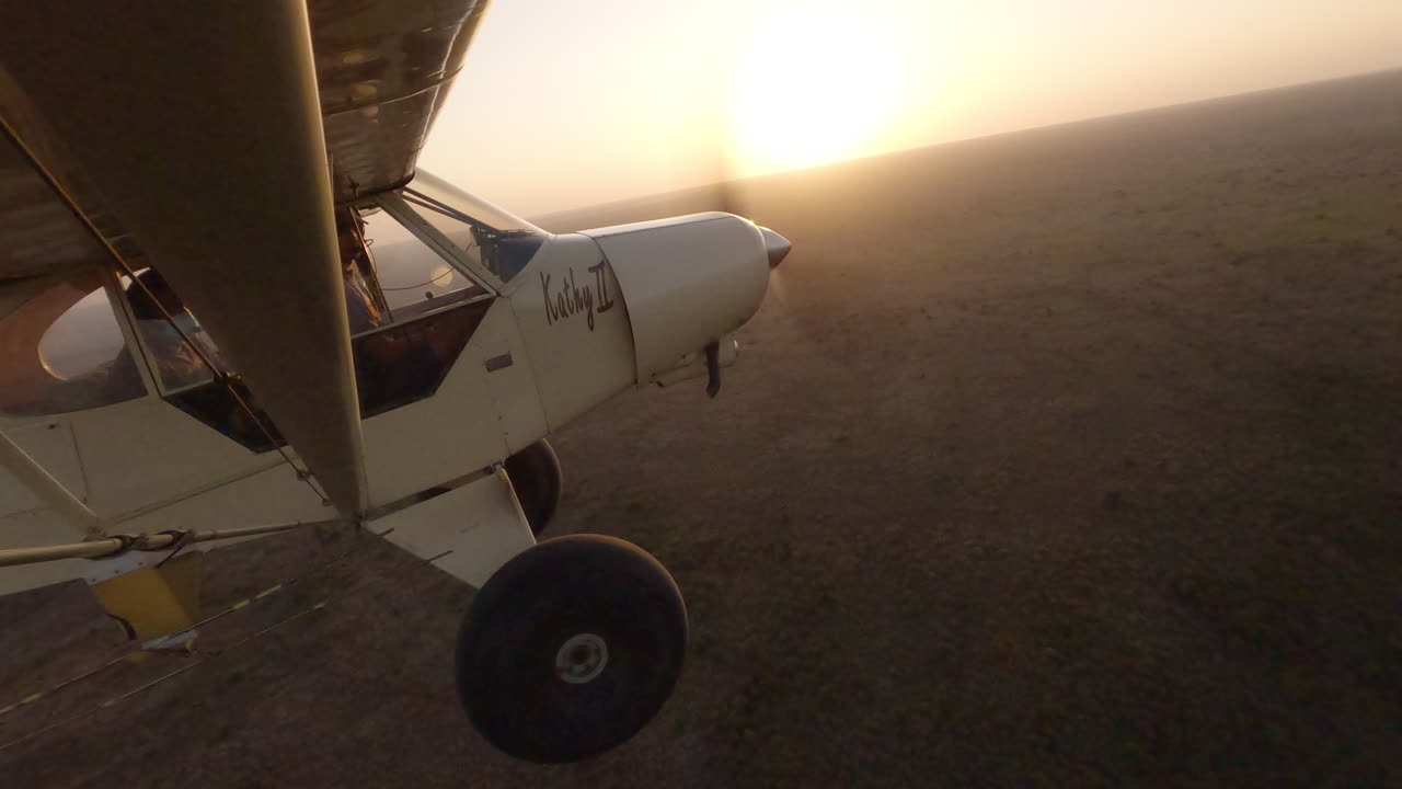 Avião sobre sombras projetadas com vista aérea de vegetação esparsa