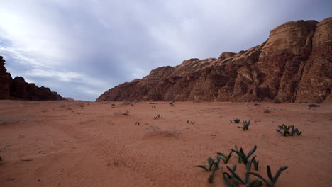 Ein-Timelpase-Von-Bewölktem-Tag-In-Einer-Wüste-Von-Wadi-Rum-In-Jordanien