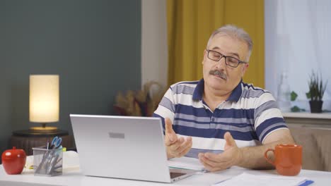 el anciano se niega y no acepta.