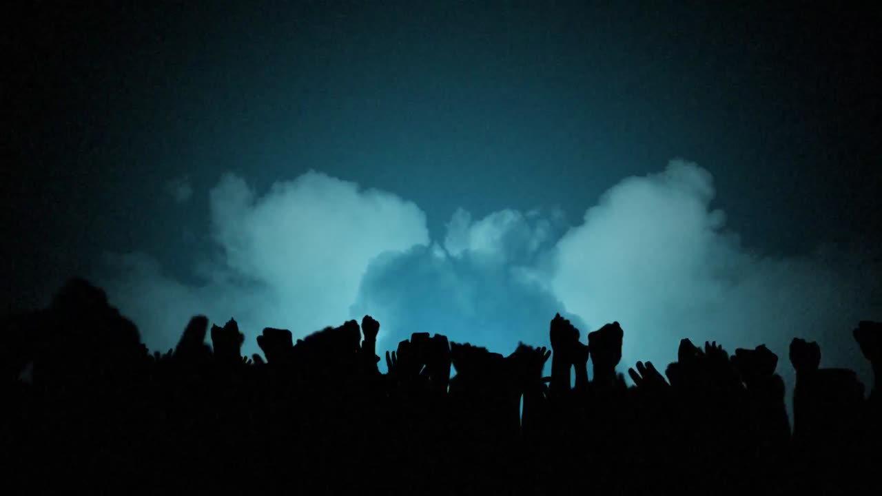 실루 ⁇ 에서 공중에서 팔을 들고 환호하는 사람들의 애니메이션